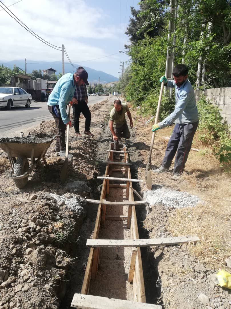 جدول کشی جهت هدایت آب‌های سطحی در خیابان عطار نیشابوری شهر رستم آباد